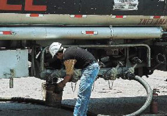 Aumentos en el petróleo agudizan déficit comercial