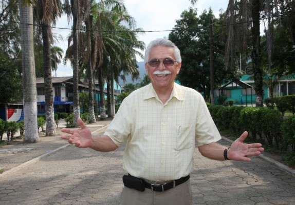Maestro hondureño lleva 43 años dando clases en el Técnico Alemán