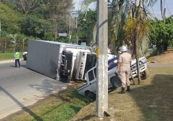 Camión cae encima de turismo, hay al menos seis heridos