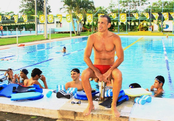 Nadador hondureño pelea con la edad rumbo a mundial