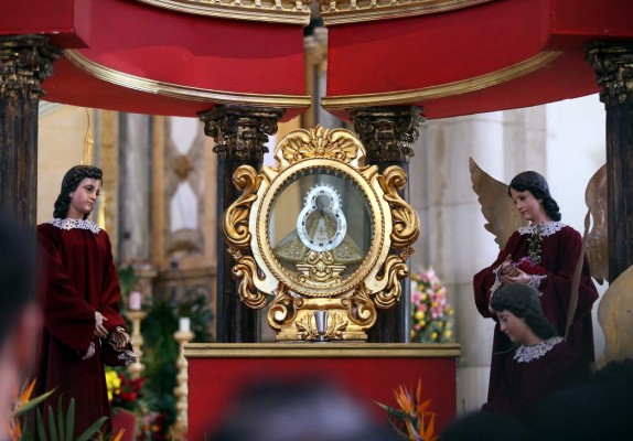Peregrinos agradecen a la Virgen por sus milagros