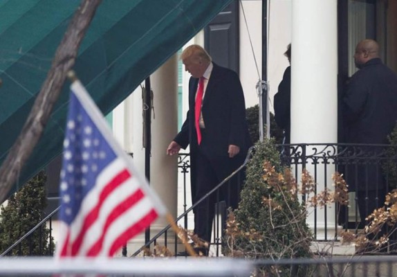 Trump inicia el día de su investidura asistiendo a misa frente a la Casa Blanca