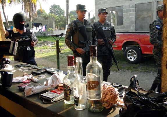 Marihuana y puñales encuentran en penal de El Progreso