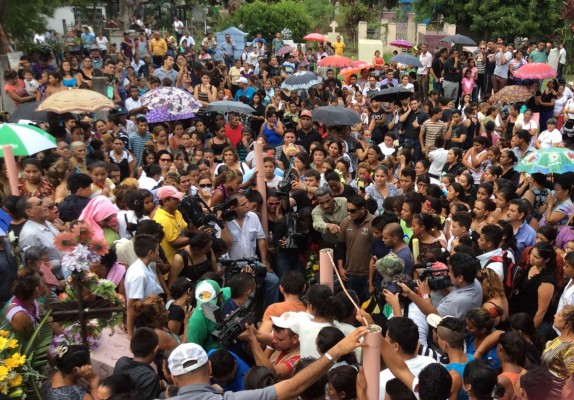 Sepultan al periodista hondureño Herlyn Espinal entre aplausos