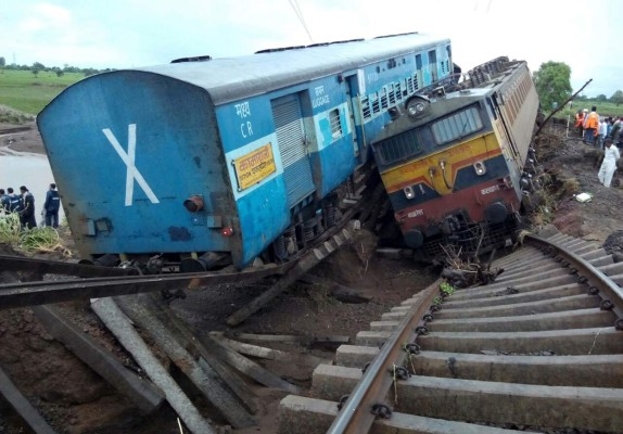 India: 27 muertos tras descarrilamiento de trenes