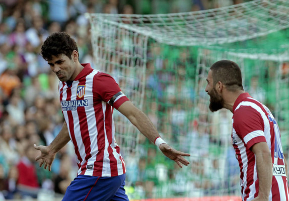 El Atlético cumple contra el Betis y es líder de la Liga