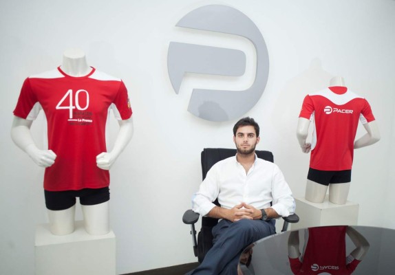 Grupo Pacer, representado por Alejandro Canahuati, ha elaborado por los últimos tres años la camiseta conmemorativa de la Maratón.