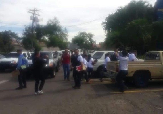 El equipo especial de la Dirección de Asuntos Disciplinarios de la Policía (Didadpol), interviniendo hoy las oficinas de emisión de licencias de la Dirección Nacional de Vialidad y Transporte (DNVT), en Tegucigalpa.