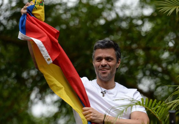 Leopoldo López se refugia en embajada de Chile con su familia