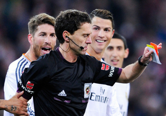 El árbitro que expulsó a Cristiano, suspendido por un mes