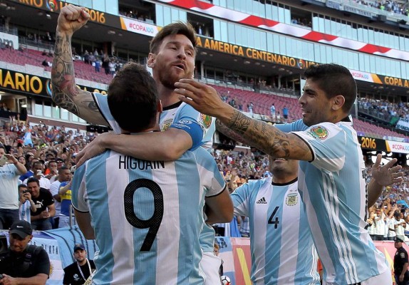 Messi e Higuaín liquidan a Venezuela y meten a Argentina en semifinales