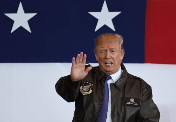 Donald Trump llega a Japón para iniciar su gira asiática