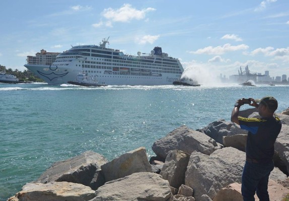 Mueren dos personas a bordo del Coral Princess rumbo a puerto de Miami