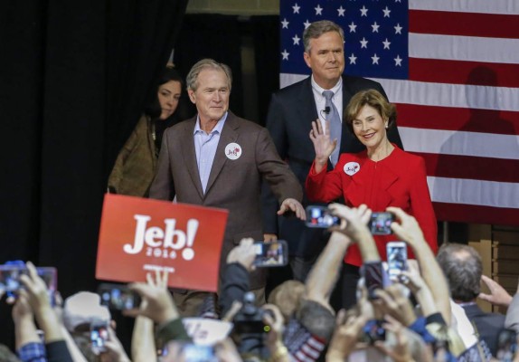 George Bush sale al rescate de la campaña de su hermano Jeb