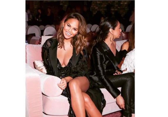 Chrissy Teigen pide 'sinceridad brutal' acerca de su peso