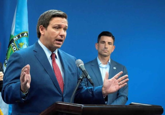 Latinos condenan que el gobernador DeSantis los culpe del alza de COVID-19 en Florida