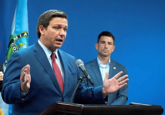Gobernador de Florida presenta plan para abrir escuelas a la vuelta de verano