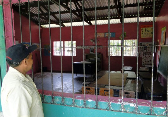 Pesar y dolor en último adiós a maestro en Tela