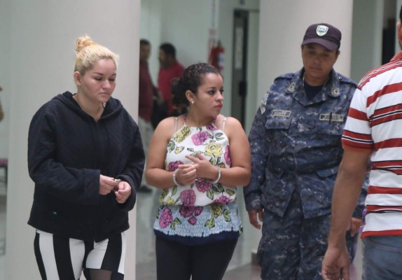 Dos mujeres seguirán presas por posesión de armas y municiones