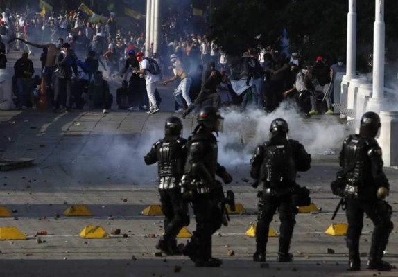 Al menos tres muertos y 98 capturados deja la jornada de protestas en Colombia