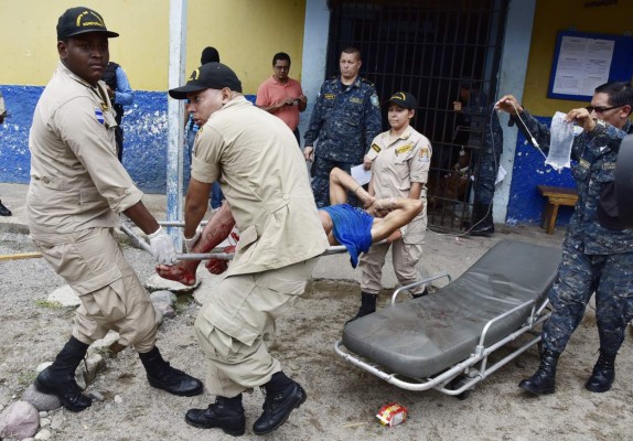 La Ceiba: 17 reclusos heridos al enfrentarse con militares