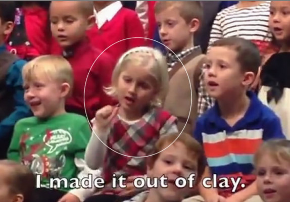 Niña canta villancicos con sus manos para sus padres sordos