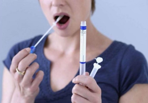 Diseñan un dispositivo que detecta cáncer de mama a través de saliva.