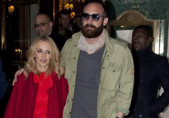 Kylie Minogue se ha comprometido
