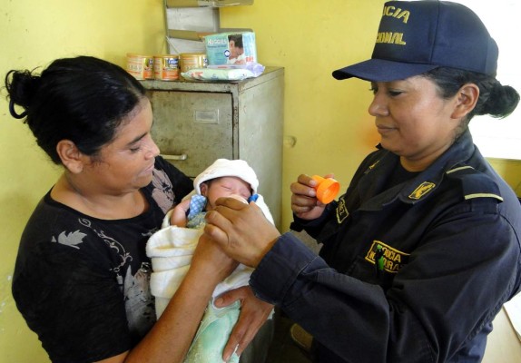 Encuentran a recién nacida en solar baldío en el norte de Honduras