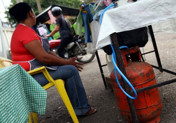 La poca precaución que tienen los vendedores de comida con los cilindros de gas puede comprometer su integridad. El sistema eléctrico de varios mercados ya no da más.