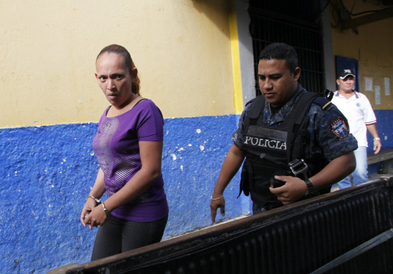 Auto de formal procesamiento a mujer acusada de matar a golpes a su hija