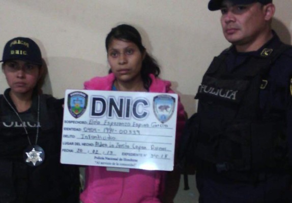 Mujer da a luz en el patio de su casa y perros devoran al recién nacido