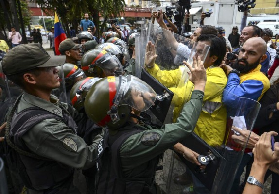 EUA condena 'usurpación de poderes' en Venezuela