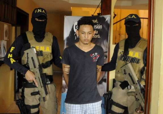 Capturan a joven cuando conducía una motocicleta robada