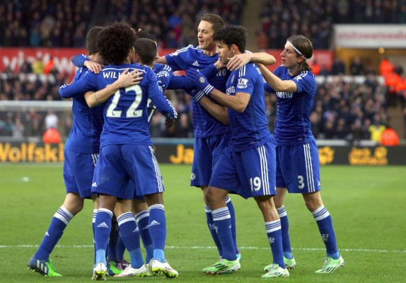 El Chelsea aplasta al Swansea y sigue en la cima de la Premier