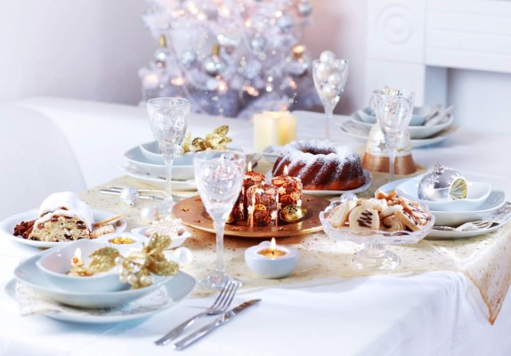 Place setting for Christmas in white tone