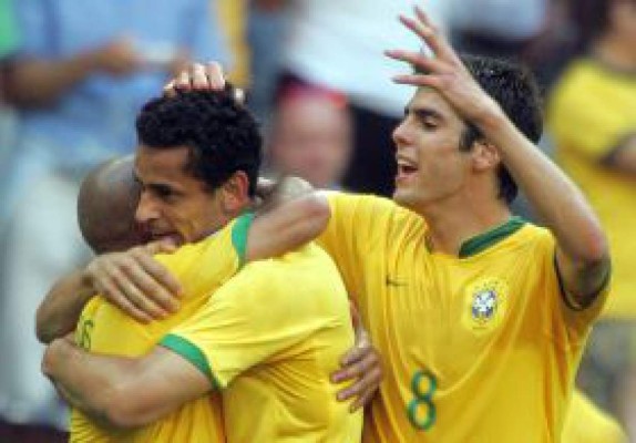 Kaká, el mejor de Brasil con dinámica y buen manejo del balón