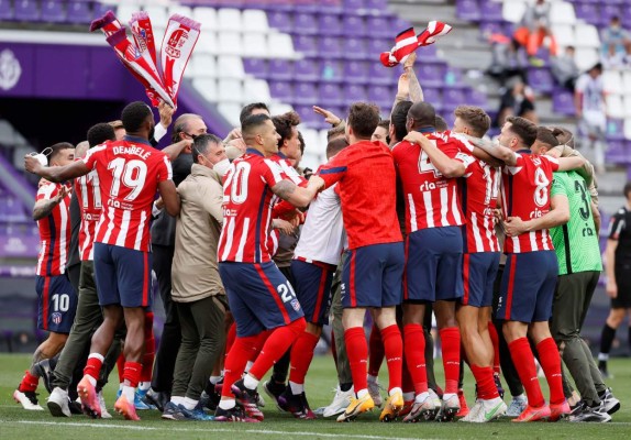 GRAF4701. VALLADOLID, 22/05/2021.- Los jugadores del Atlético de Madrid celebran el título de Liga tras ganar al Real Valladolid por 1-2 en el último partido de LaLiga Santander que se disputó hoy sábado en el estadio José Zorrilla, en Valladolid. EFE/Ballesteros