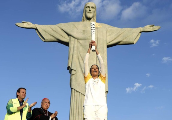 La antorcha olímpica llega a los pies del Cristo Redentor