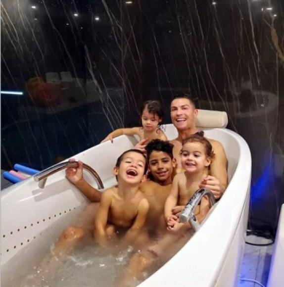 Cristiano Ronaldo subió esta imagen a su Instagram disfrutando tiempo con sus hijos.