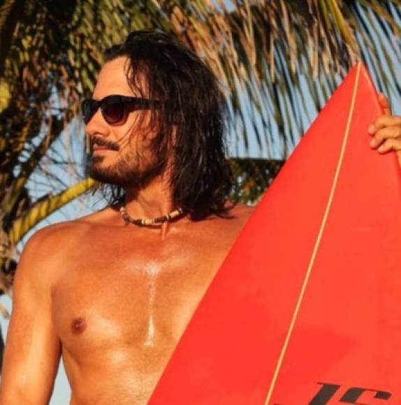 Cimarro se encuentra soltero actualmente y disfruta mucho de realizar ejercicios. El actor de 'Gata Salvaje' es fanático del surf y el senderismo.
