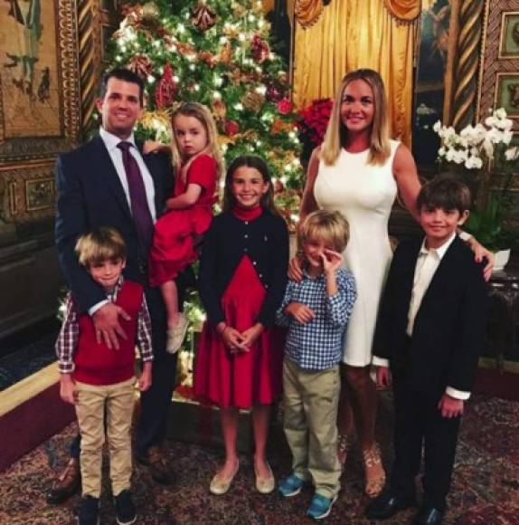 Donald Trump Jr., su esposa Vanessa y sus cinco hijos en Mar a Lago.