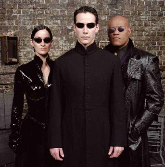Matrix fue la saga creada y dirigida por las hermanas Wachowski, quienes planteaban un futuro macabro para el ser humano, que terminaba siendo esclavizado por la inteligencia artificial que él mismo creó.<br/><br/>Las tres cintas- The Matrix (1999), The Matrix Reloaded (2002) y The Matrix Revolutions (2003)- fueron protagonizadas por Keanu Reeves, Laurence Fishburne, Carrie-Anne Moss y Hugo Weaving, entre otros.