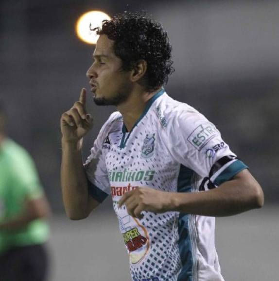 Carlo Costly jugador de Olimpia en partido oficial de la Liga Nacional de Honduras.