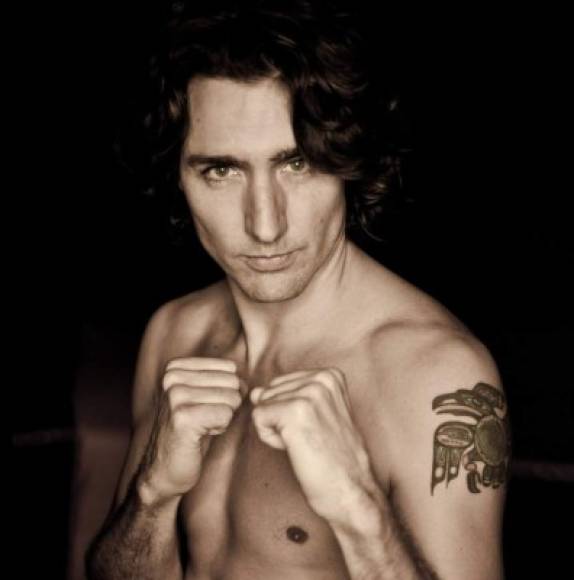 Trudeau también es un aficionado al boxeo y el hockey. En 2012 participó de una pelea de box solidaria contra el senador conservador Patrick Brazeau. Ganó en el tercer round.