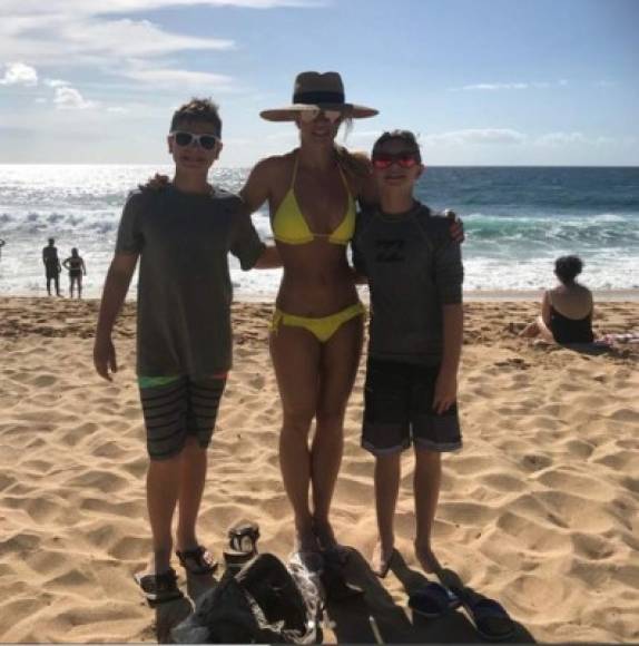 Posando con este diminuto bikini color amarillo y junto a sus hijos, la cantante ha fascinado a sus más de 18 millones de seguidores en Instagram.