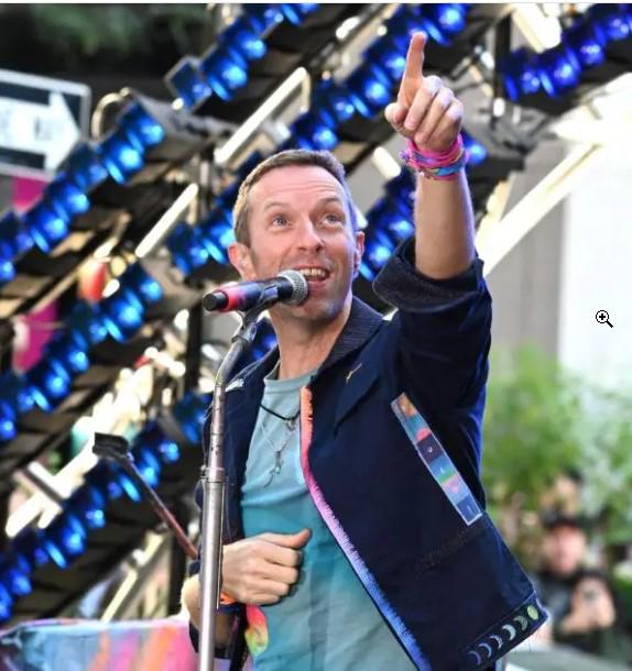 Escándalo corporativo: CEO y jefa de recursos humanos pillados en concierto de Coldplay