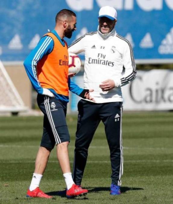 Benzema fue de los jugadores que recibió cariño por parte de Zidane. El DT le tiene confianza a su compatriota francés y lo saludó de forma efusiva.