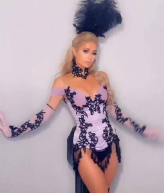 Paris Hilton presumió el disfraz que utilizó para la fiesta celebrada por el tequila Casamigos, el atuendo dejaba al descubierto sus atributos.