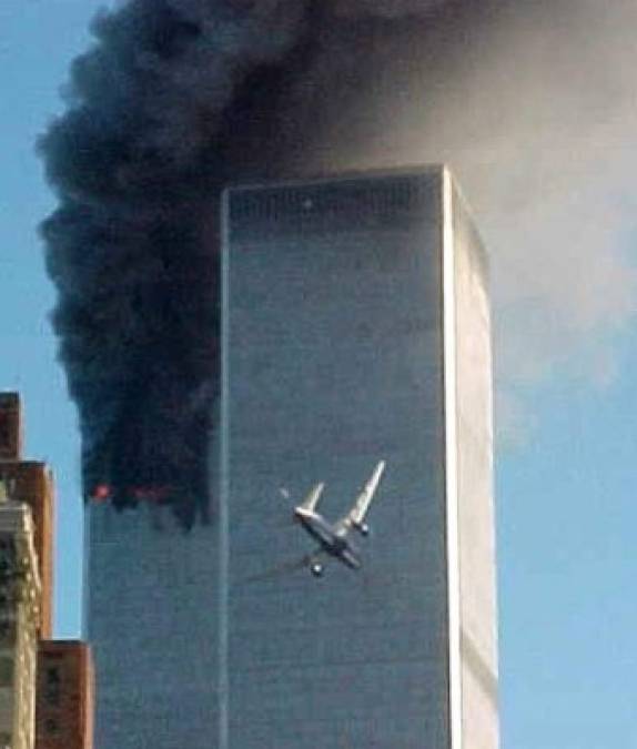 26 minutos más tarde del primer impacto, un avión de United Airlines con 65 pasajeros a bordo se estrella en la Torre Sur ante las cámaras de televisión que cubrían el suceso en vivo para todo Estados Unidos.